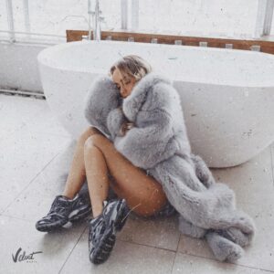 Пряталась в ванной - текст песни на musLyr.ru Пряталась в ванной (Hiding in the bathroom)